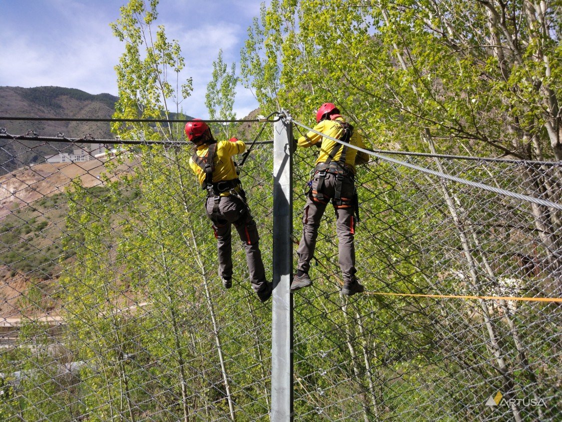Bariyer ağının direğe bağlanması